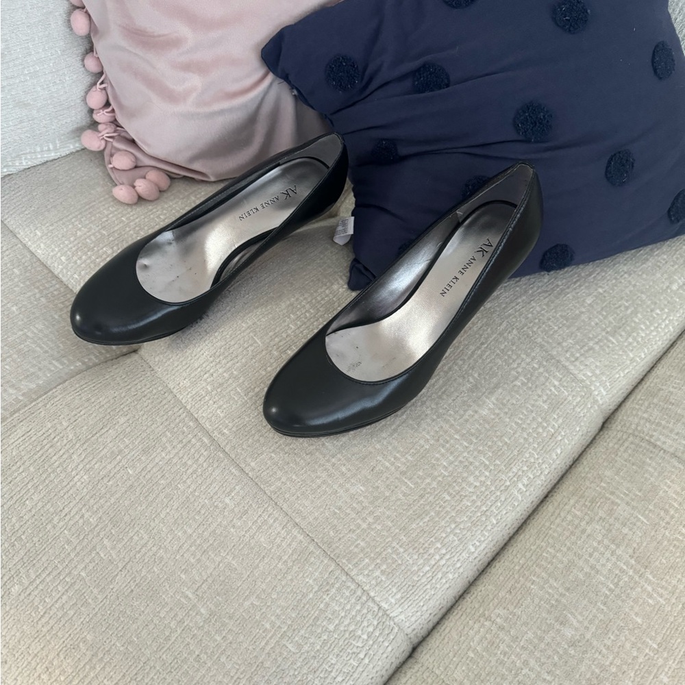 Black round toed pumps